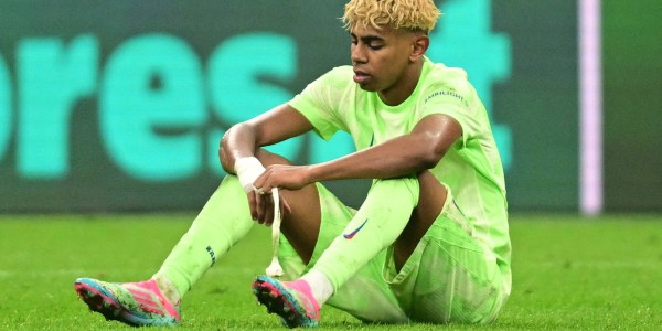 亚马尔曾无视C罗讨好式握手！这是真性情，却被旧将看不惯！