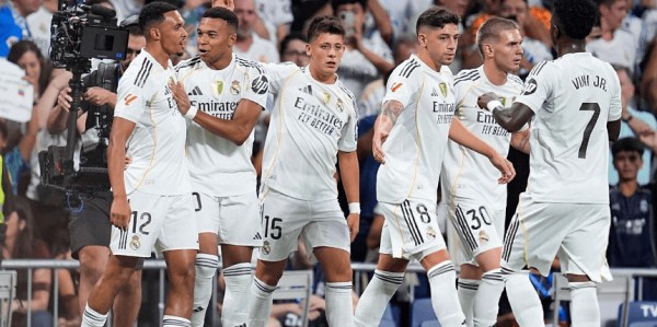 豪门狂欢夜！曼联绝杀夺首胜，拜仁涉险过关，皇马三连胜登顶西甲