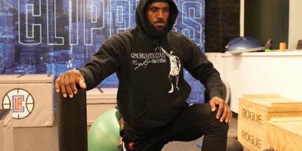 詹姆斯在快船老训练馆开练 配文:绝不能说我不努力