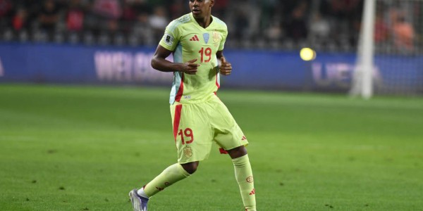 巴萨与巴黎圣日耳曼：欧冠巅峰对决，谁能笑到最后？